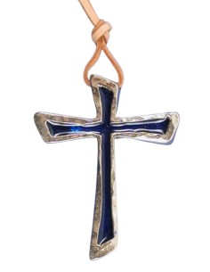 Croix d'art en bronze avec lacet en cuir